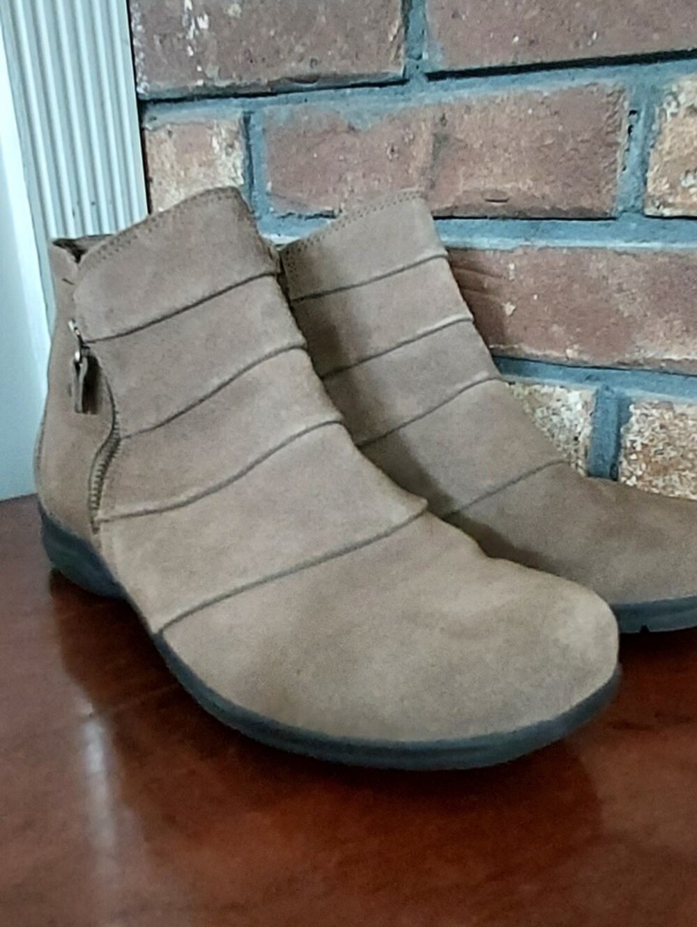 Clarks Chris Sway Ankle Booties Womens Size 9 Taupe Suede Round Toe Ruched Upper